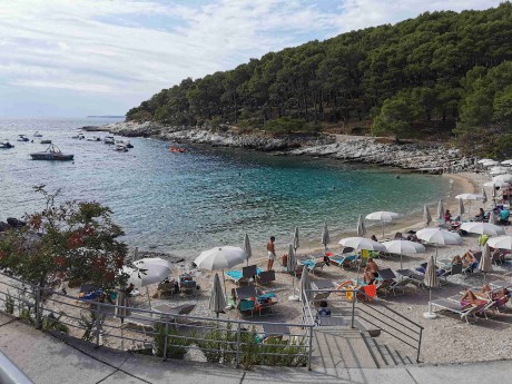 hotel Aurora a příjemná pláž