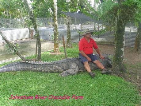 005a Johnstone-pan majitel se předvádí.jpg